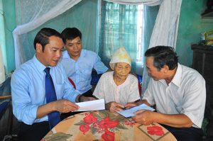 hứ trưởng Huỳnh Văn Tý và các đại biểu thăm, tặng quà bệnh binh Huỳnh Văn Cẩm (Ninh Bình) - Bệnh binh đặc biệt đã 5 năm nằm điều dưỡng tại Trung tâm. 