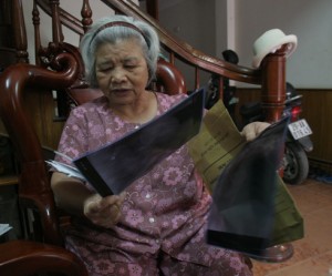 Bà Lê Thị Tâm cho chúng tôi xem kết quả chụp phim, khối u đã không còn  trên cơ thể bà. 